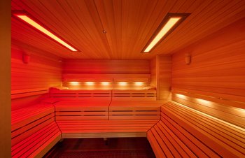 rote Beleuchtung in der Sauna