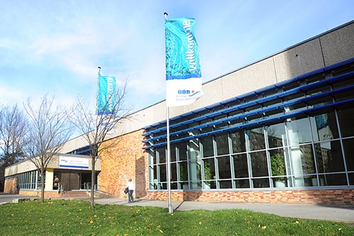 Foto der Außenansicht der Schwimmhalle Ernst-Thälmann-Park