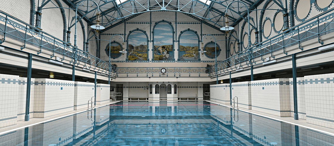 Schwimmbecken in einer alten Halle