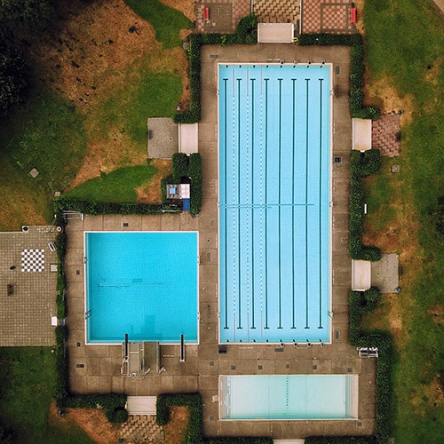 Luftaufnahme der 3 Außenbecken vom Sommerbad Wilmersdorf