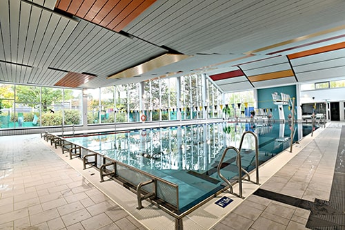 Bild der leeren Schwimmhalle Hüttenweg