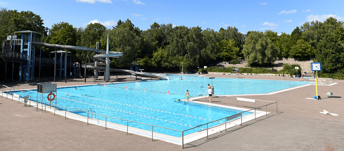 Außenschwimmbecken mit Rutsche