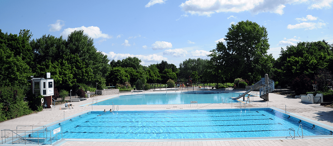 Blick auf die Außenschwimmbecken mit Wasserrutsche