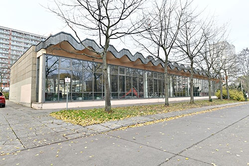 Außenansicht der Schwimmhalle Anton-Saefkow-Platz