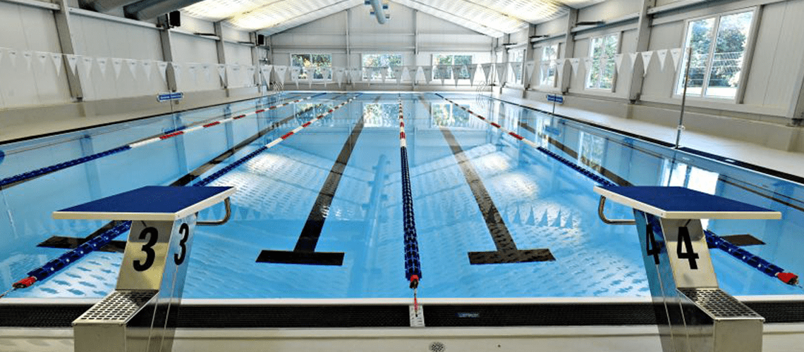 Blick auf das leere 25m-Schwimmbecken