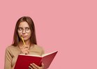 Frau mit Stift und Notizbuch