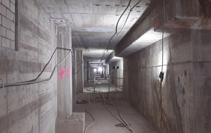 Blick in den Gang, der im Keller um die Becken herumführt