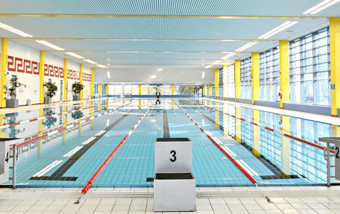 50-m-Becken mit Startblöcken