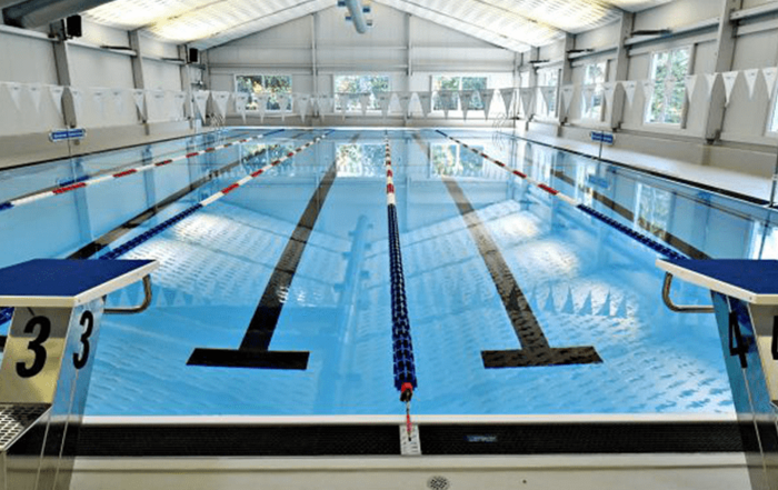 Blick auf das leere 25m-Schwimmbecken