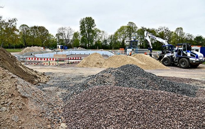 Bild von Schuttbergen vor Außenschwimbecken des Sommerbad Wilmersdorf