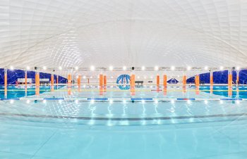 Schwimmbecken mit geleinten Bahnen in der Traglufthalle