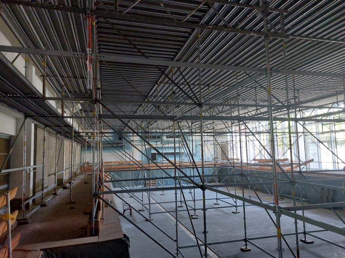 Das Gerüst im Bad wird Ende Dezember abgebaut