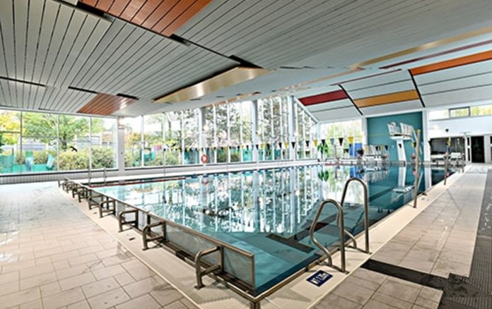 Bild der leeren Schwimmhalle Hüttenweg