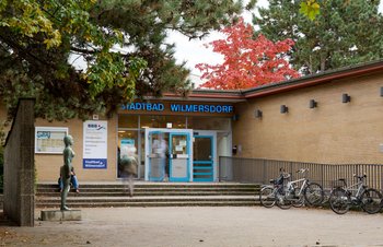 Blick von Außen auf den Eingang des Stadtbades Wilmersdorf I