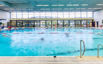 25 Meter Becken mit Sprungturm Stadtbad Lankwitz