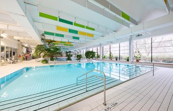 Einstieg in das Nichtschwimmerbecken in der Schwimmhalle Fischerinsel