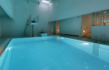 Tauch- und Sprungbecken mit 1-m- und 3-m-Sprungbrett