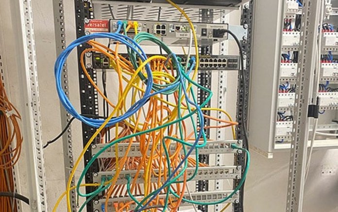 Blick in die Schaltschränke der Heizungsanlage