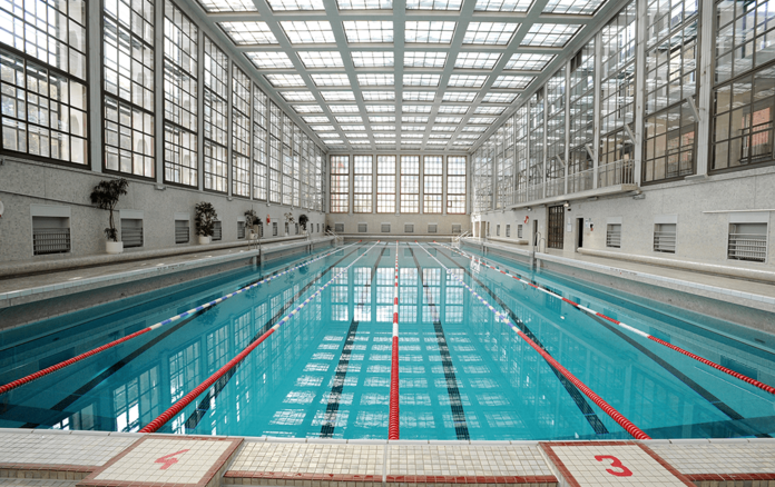 50-m-Schwimmerbecken mit geleinte Sportbahnen