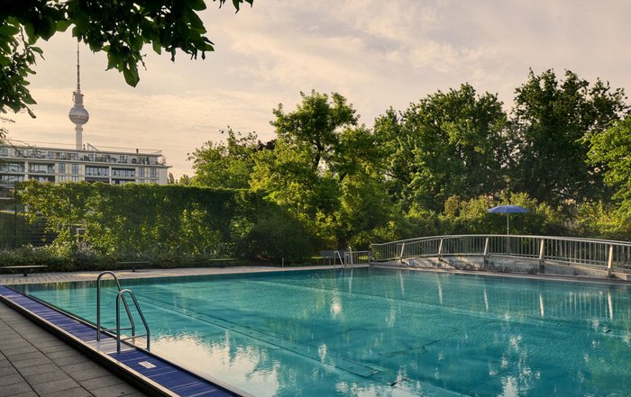 Schwimmbecken mit Fernsehturm im Hintergrund
