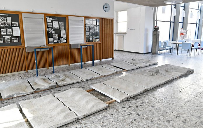 Foto der Reliefplatten auf dem Boden liegend