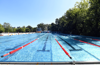 Blick auf das leere 50-m-Schwimmbecken