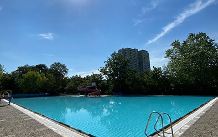 Ansicht Sommerbad (Außenbecken mit Rutsche) - Kombibad Spandau Süd mit Rutsche