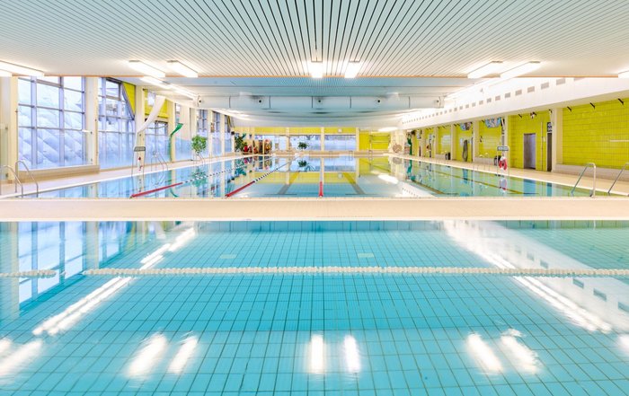 Nichtschwimmerbecken mit 50 Meter Becken im Hintergrund