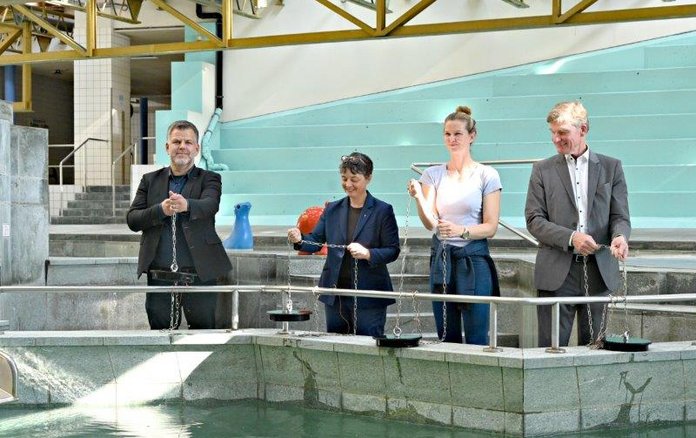 Baubeginn mit Schwimmsportlerin Britta Steffen, Dr. Nicola Böcker-Giannini, Sport-Staatssekretärin, Sport-Stadtrat Andy Hehmke (BA Friedrichshain-Kreuzberg) und Johannes Kleinsor