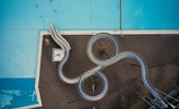 Wasserrutsche und Schwimmbecken aus Vogelperspektive