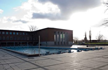 Außenbecken mit Gebäude im Hintergrund