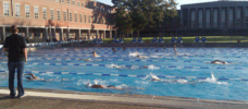 Außenbecken mit Schwimmern und Trainer am Beckenrand