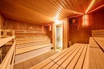 Sauna mit Beleuchtung von Innen und Blick aus Tür