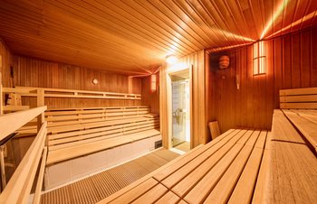 Sauna mit Beleuchtung von Innen und Blick aus Tür