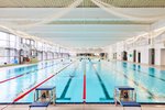 Zwei Startblöcke am 50-m-Becken, dass per Trennwand auf 2x 25-m-Becken geteilt wurde