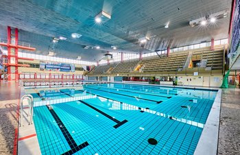 50-Meter-Schwimmbecken mit Sprungturm