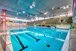 50-Meter-Schwimmbecken mit Sprungturm