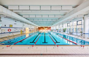 25-Meter Becken mit geleinten Bahnen Schwimmhalle Sewanstraße