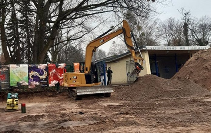 Sand und Sandberge mit Bagger