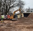 Sand und Sandberge mit Bagger
