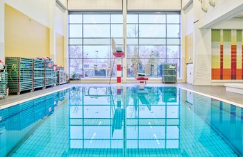 Sprungbecken mit 1-Meter und 3-Meter Sprunbrett Halle Kombibad Gropiusstadt