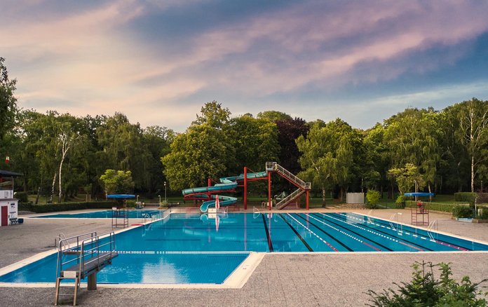 Sommerbad Humboldthain - Blick auf Schwimmbecken und Wasserrutsche