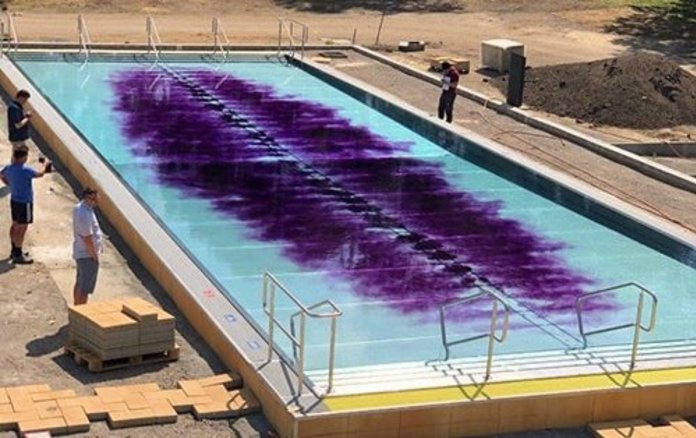 Bild vom Edelstahlbecken, Wasser zur Hälfte lila eingefärbt
