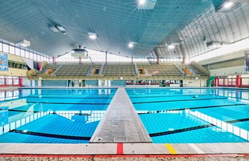 50 Meter Schwimmbecken mit Trennwand und Blick auf Tribüne