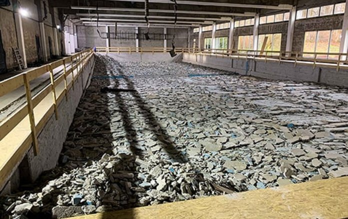 Blick auf das 50 Meter Becken in dem sich Bauschutt befindet