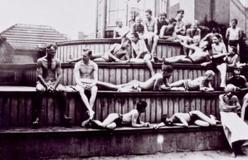 schwarz-weiß Bild von Badegästen auf Sitzbänken