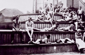 schwarz-weiß Bild von Badegästen auf Sitzbänken