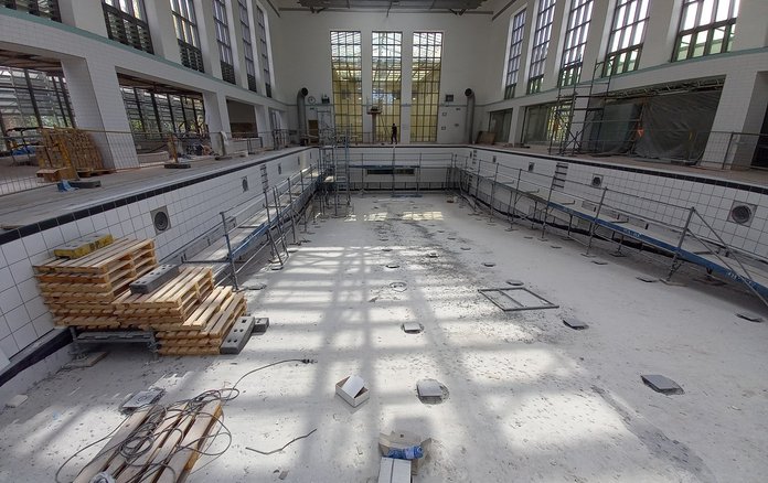 Im Schwimmbecken wird gebaut, erste Fliesen sind verlegt. 