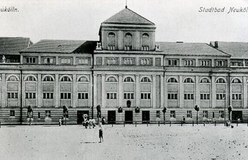 schwarz-weiß Bild von dem Gebäude des Stadtbades Neukölln früher
