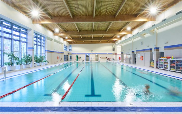 Panoramafoto 25-Meter Becken mit zwei geleinten Bahnen